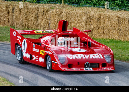 1975 Alfa Romeo Tipo 33 TT 12 con driver Giuseppe Corbia al 2016 Goodwood Festival of Speed, Sussex, Regno Unito Foto Stock