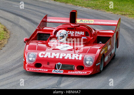 1975 Alfa Romeo Tipo 33 TT 12 con driver Giuseppe Corbia al 2016 Goodwood Festival of Speed, Sussex, Regno Unito Foto Stock