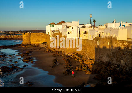 Una vista della fortezza della città Asilah, Marocco Foto Stock