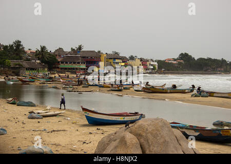 Villaggio di pescatori che si trova fuori Mahabalipuram vicino a Chennai con barche da pesca e reti sulla spiaggia vicino al mare , Golfo del Bengala Foto Stock