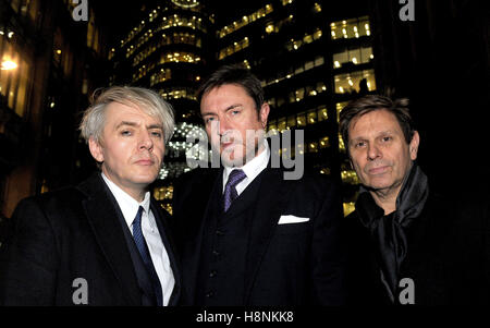 I membri dei Duran Duran, (da sinistra a destra) Nick Rhodes, Simon Le Bon e Roger Taylor, come lasciano i rotoli edificio nel centro di Londra dopo aver frequentato un US copyright audizione. Foto Stock