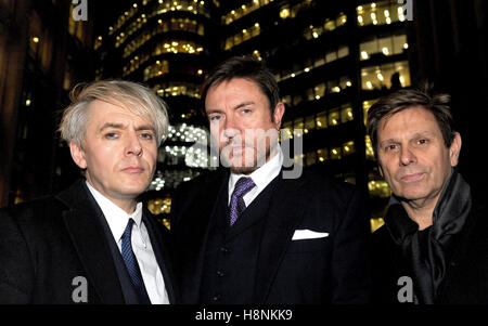 I membri dei Duran Duran, (da sinistra a destra) Nick Rhodes, Simon Le Bon e Roger Taylor, come lasciano i rotoli edificio nel centro di Londra dopo aver frequentato un US copyright audizione. Foto Stock