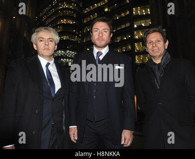 I membri dei Duran Duran, (da sinistra a destra) Nick Rhodes, Simon Le Bon e Roger Taylor, come lasciano i rotoli edificio nel centro di Londra dopo aver frequentato un US copyright audizione. Foto Stock