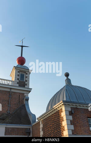 Il rosso "sfera di tempo' e weathervane sulla parte superiore della casa Flamstead, parte del Royal Observatory di Greenwich. Foto Stock