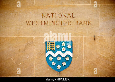 Un vecchio National Westminster Bank segno su un muro di pietra a Oxford Foto Stock