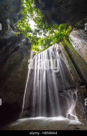 Splendido segreto Cepung Tukad cascata in Bali, Indonesia. Una lunga esposizione shot Foto Stock