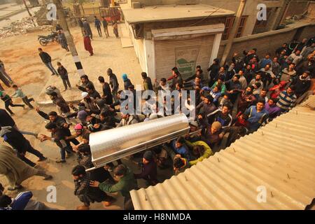 Srinagar, India. Xiv Nov, 2016. La gente a prendere fuori il corteo funebre di un vecchio anno 16 Gioventù, Rizwan Mir, che è stato ferito durante un incidente stradale da un indiano di paramilitari veicolo una settimana fa. Mir soccombé alle sue ferite in un ospedale della città a Srinagar in indiano Kashmir amministrato. Credito: Umer Asif/Pacific Press/Alamy Live News Foto Stock