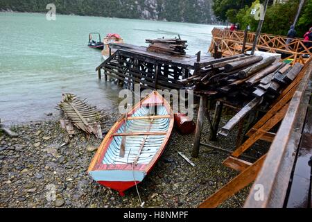 Legno tradizionale passerelle in Caleta Tortel villaggio costiero. Aysen regione. Cile Foto Stock