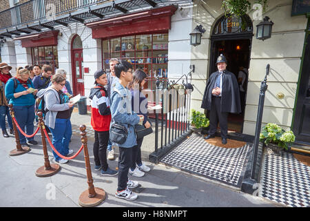I turisti in coda per il Museo di Sherlock Holmes a 221b di Baker Street, Londra Foto Stock