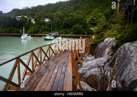 Legno tradizionale passerelle in Caleta Tortel villaggio costiero. Aysen regione. Cile Foto Stock