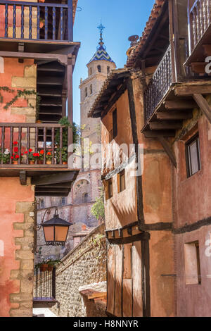 Case colorate e la cattedrale in Albarracin, Spagna Foto Stock