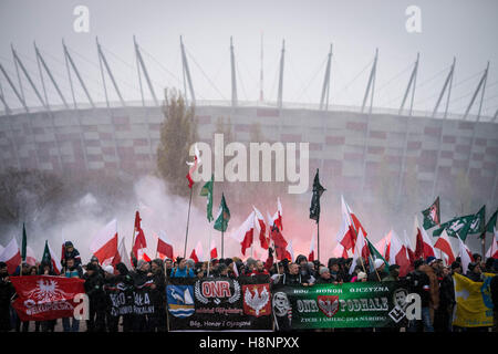 Migliaia unisciti alla marcia annuale in Warsaw organizzata dalla Polonia della destra nazionalista di commemorazione giorno dell indipendenza nazionale. Foto Stock