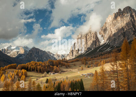 Pomeriggio autunnale nelle Dolomiti vicino a Cortina d'Ampezzo, Italia. Foto Stock