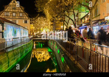 Storico mercato di Natale nel centro di Colmar di notte, strada del vino, Alsazia, Haut-Rhin, Francia Foto Stock