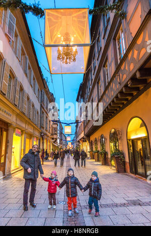 Le decorazioni di Natale sulla strada storica nel centro di Strasburgo, strada del vino, Alsazia, Bas-Rhin, Francia Foto Stock