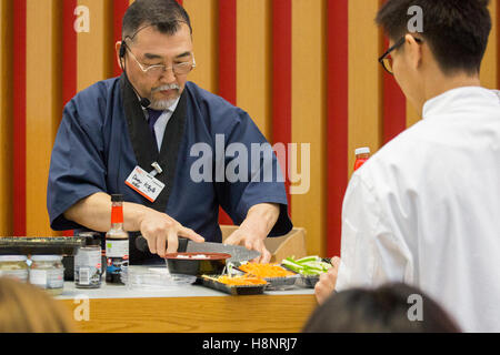Demo di sushi presso la BBC Good Food Show all'Olympia di Londra Foto Stock