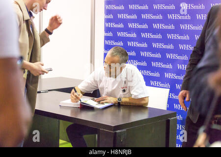 Michel Roux Jr segni del suo libro per una ventola durante la BBC Good Food Show all'Olympia di Londra. Foto Stock
