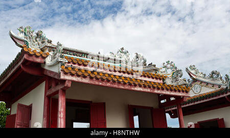 Dettaglio dei tetti di Phra Thinang Wehart Chamrun presso il Palazzo Estivo di Bang Pa-In in Thailandia Foto Stock