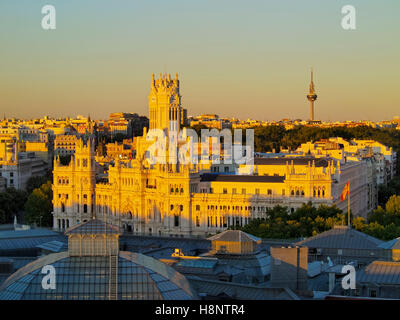 Spagna, Madrid, vista in elevazione della Cibele Palace al tramonto. Foto Stock