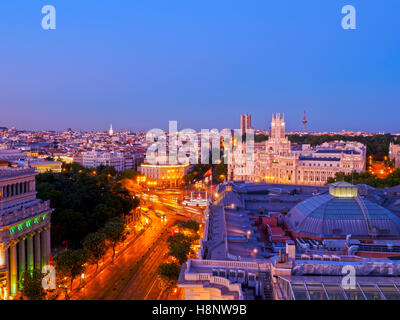 Spagna, Madrid, Twilight skyline con Calle Alcala e Cybele Palace. Foto Stock