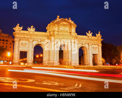 Spagna, Madrid, Plaza de la Independencia, neo-classico arco trionfale La Puerta de Alcala. Foto Stock