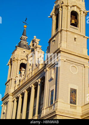 Spagna, Madrid, vista della Cattedrale di Santa María la Real de La Almudena e Plaza de la Armeria. Foto Stock