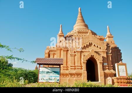 Bagan, Myanmar - Novembre 12, 2014. Recentemente restaurato pagoda a Bagan. Foto Stock