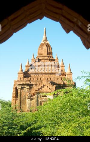 Bagan, Myanmar - Novembre 12, 2014. Recentemente restaurato pagoda a Bagan. Foto Stock