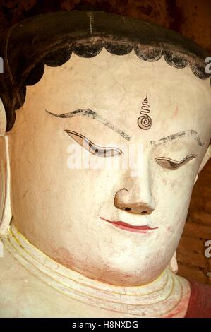 Bagan, Myanmar - Novembre 12, 2014. Faccia dell'immagine del Buddha a Thisa-wadi Pagoda. Foto Stock