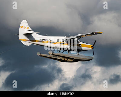 Kenmore Air De Havilland Canada DHC-3 turbina Lontra (N90422) float plane approccio finale di atterraggio su acqua Foto Stock