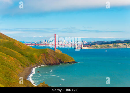 Distante downtown San Francisco cityscape visto attraverso il Golden Gate Bridge insieme con le colline di Marin Headlands Foto Stock