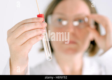 Ginecologo femmina holding cervicali monouso tampone campione e il tubo di prova in ospedale ufficio, pronti per ginecologia ex medico Foto Stock