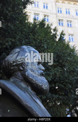 Busto di Karl Marx, Strausberger Platz, Berlin Foto Stock