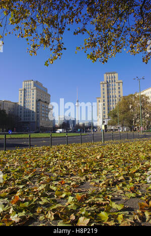 Berlino, collezione autunno su Strausberger Platz con Fernsehturm Foto Stock