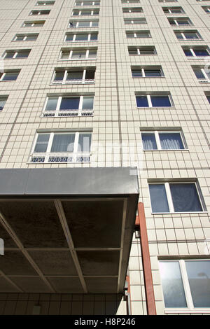 Plattenbau (edificio realizzato con elementi prefabbricati in calcestruzzo Lastre) in Berlin Mitte vicino a Alexanderplatz Foto Stock