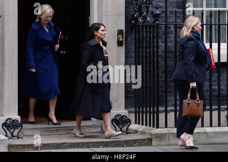 (Da sinistra a destra) Lord Cancelliere Liz Truss, Segretario di Stato per lo Sviluppo Internazionale Priti Patel e il Segretario di Stato per la cultura e i mezzi di informazione e lo Sport Karen Bradley lasciare 10 Downing Street, Londra, dopo una riunione del gabinetto. Foto Stock