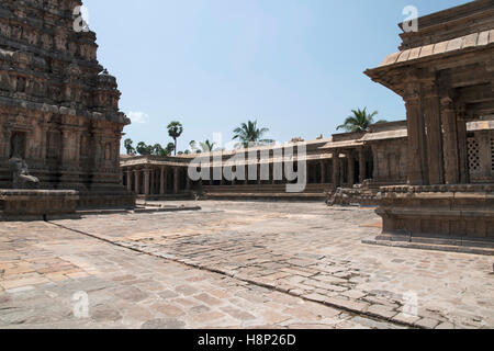 Mandapas nell'angolo nord-ovest, Airavatesvara tempio complesso, Darasuram, Tamil Nadu, India. Foto Stock