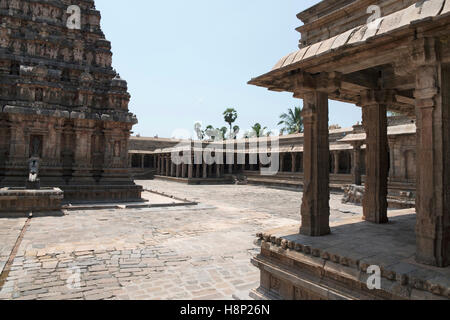 Chiostri e mandapas, Airavatesvara tempio complesso, Darasuram, Tamil Nadu, India. Foto Stock