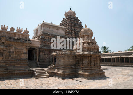 Tempio Chandikesvara nella parte anteriore e Tempio Airavatesvara, Darasuram, Tamil Nadu, India. Vista dal nord. Foto Stock