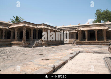 Mandapas nell'angolo nord-ovest, Tempio Airavatesvara, Darasuram, Tamil Nadu, India. Foto Stock