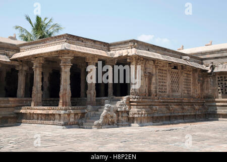 Mandapas nell'angolo nord-ovest, Tempio Airavatesvara, Darasuram, Tamil Nadu, India. Foto Stock