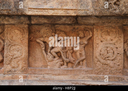 Bhima salvataggio Draupadi, motivi sul plinto, Airavatesvara tempio complesso, Darasuram, Tamil Nadu, India. Foto Stock