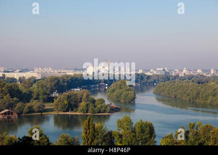 Vista sul centro della città e la giunzione del fiume Sava e il Danubio nel Parco Kalemegdan, Belgrado, Serbia. Foto Stock