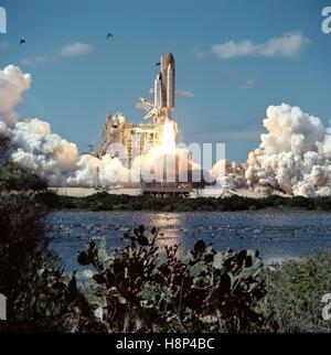 La NASA Space Shuttle Atlantis STS-66 missione lancia dal Kennedy Space Center Launch Pad 39B Novembre 3, 1994 in Merritt Island, Florida. Foto Stock