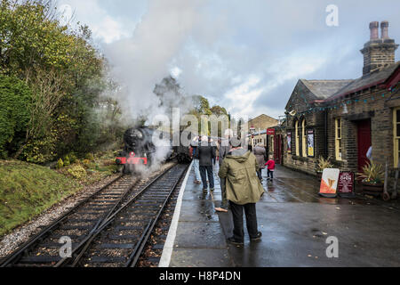 Un viaggio di andata e ritorno sul " ricordo " Treno a vapore, da Oxenhope a Keighley sul Keighley & Worth Valley Railway Line Foto Stock