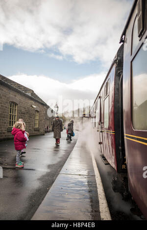 Un viaggio di andata e ritorno sul " ricordo " Treno a vapore, da Oxenhope a Keighley sul Keighley & Worth Valley Railway Line Foto Stock