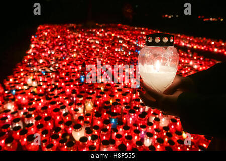 Mani lampion al cimitero con un grande gruppo di lampions allineati sotto la croce sul giorno di Tutti i Santi in Croazia. Foto Stock