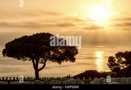 Tramonti Costiera sull'oceano. Vista da Fort Rosecrans Cimitero Nazionale, San Diego, California, USA. Foto Stock