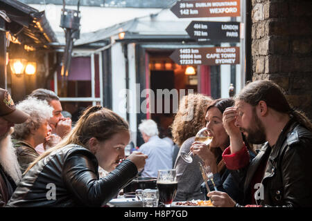 Dublino, Irlanda - gli ospiti di pranzare in un pub locale nella città di Dublino, la capitale della Repubblica di Irlanda. Foto Stock