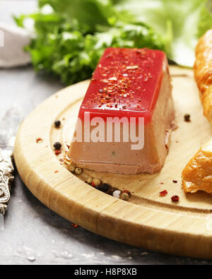 Gourmet paté de foie gras con una baguette per un aperitivo Foto Stock